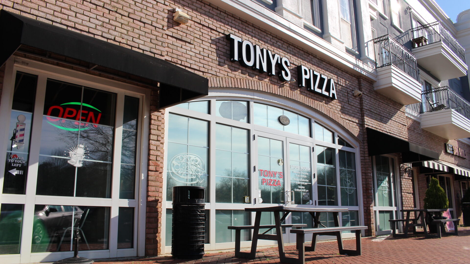 closest pizza parlor